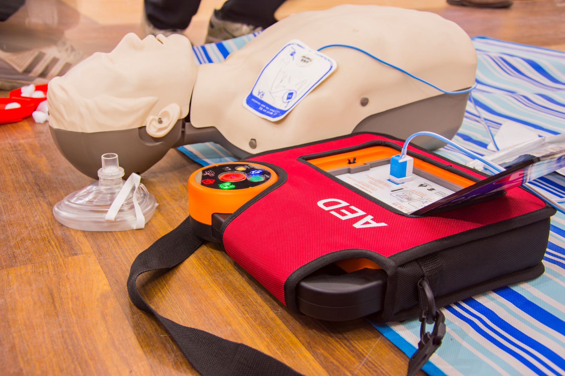 cpr with aed training and blur background